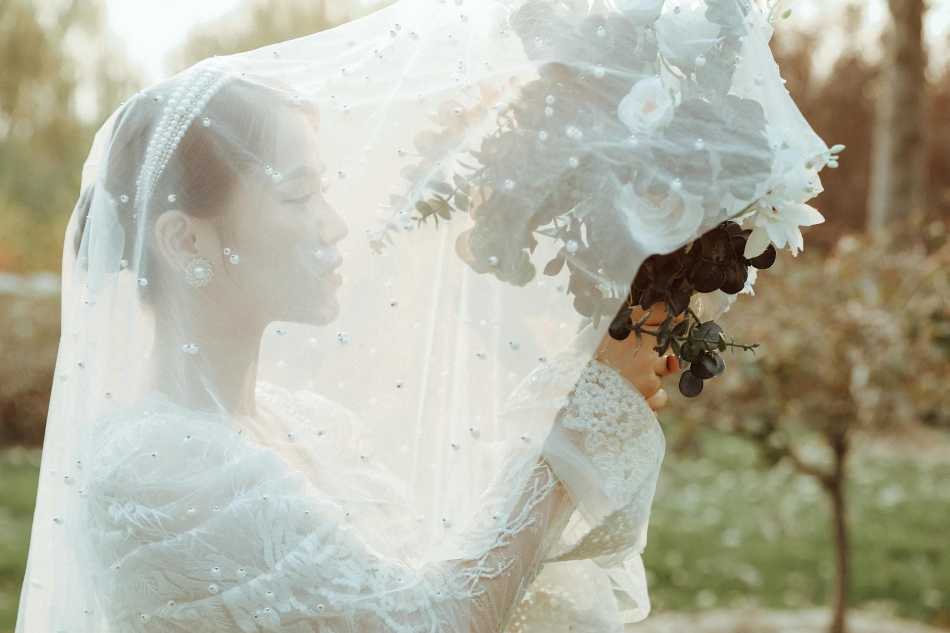 Bridal veils and accessories